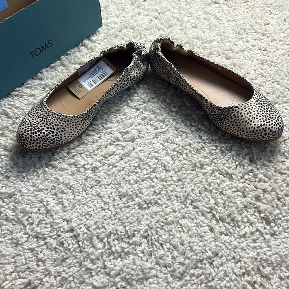 WOMENS TOMS JUDITH BEIGE MINI CHEETAH SUEDE FLAT SIZE 6.5 NWT - Picture 7 of 9